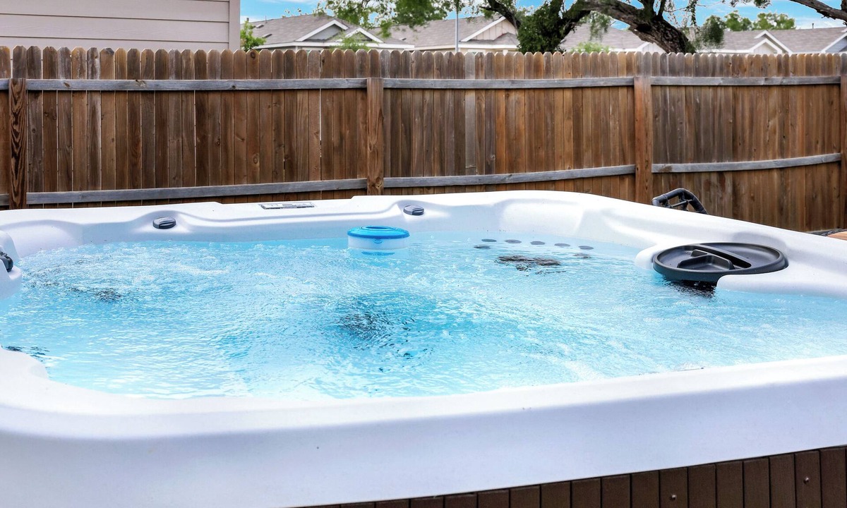 Southside House | Hot Tub Nr Missions Park | Yard BBQ Shared Pool