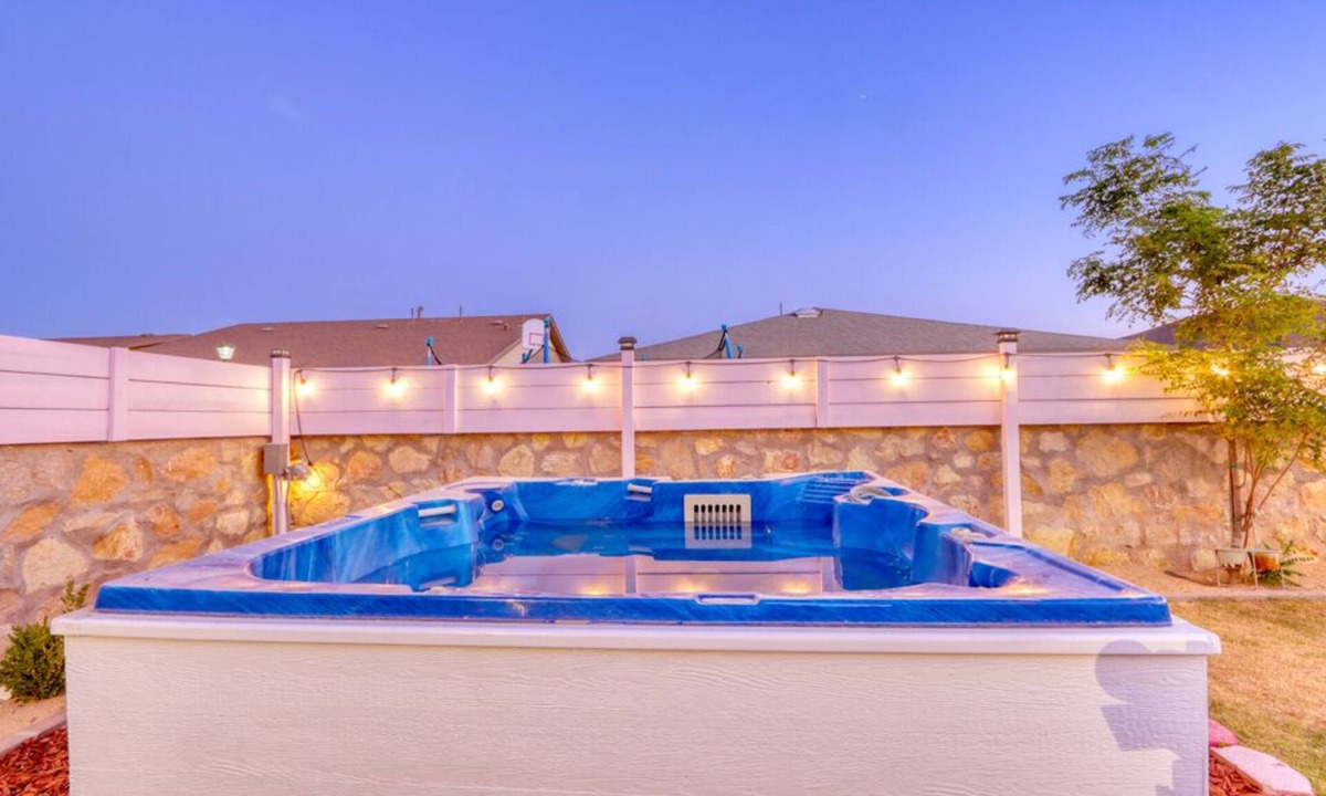 Biggs Field House | Hot Tub Paradise Pink house Experience 'Casa Rosa'