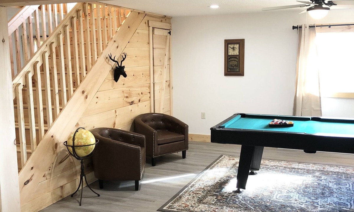 McHenry Cabin | Hot tub-petfriendly-firepit-pool table-bar-3+acres