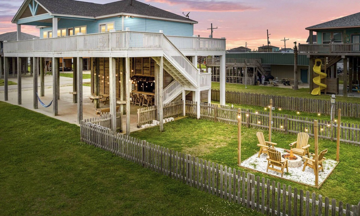 Crystal Beach Cottage | Hot Tub | Pets | Game Room | May & June Specials!