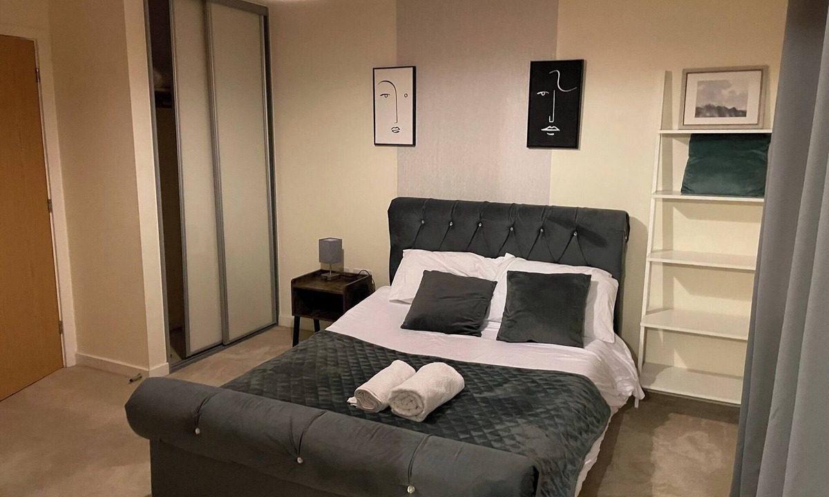 Willesborough House | Hot tub - Pets - Sleeps 7 - Garden - Parking