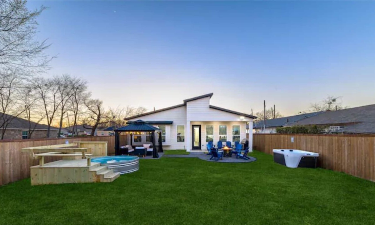 West Dallas House | Hot Tub/Pool/Arcade/Fire pit/ 10 min DT Dallas