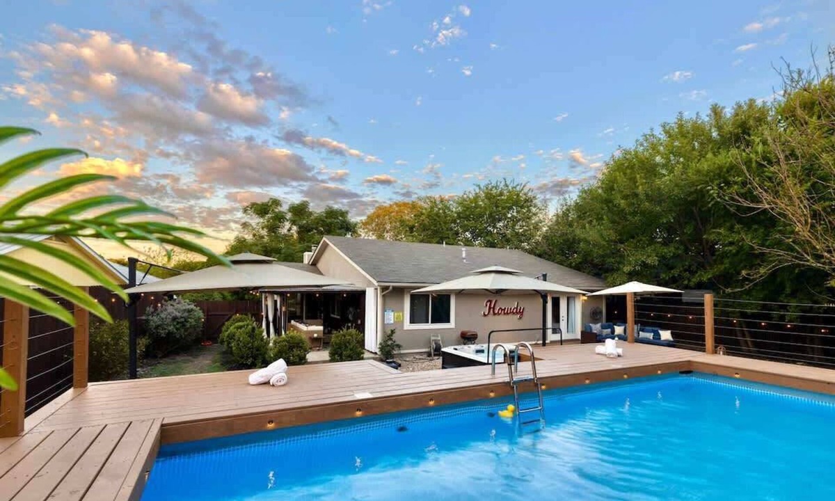 Franklin Park Apartment | Hot Tub | Pool | Outdoor Movie Lounge | Spa Shower