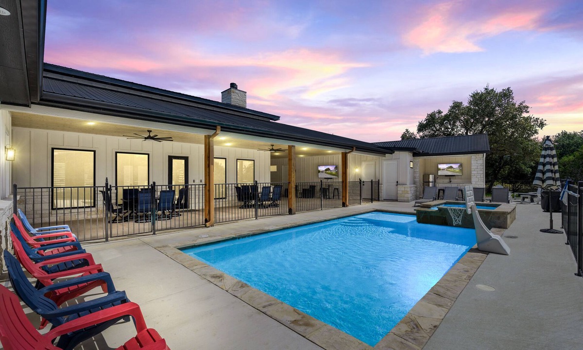 Sabinal House | Hot tub, pool, Sonos speaker system