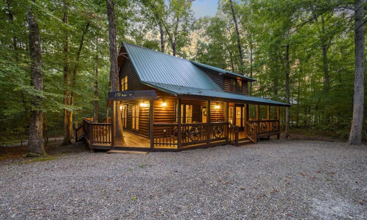 Broken Bow Cabin | Hot tub, Pool Table, Fireplace, Playground & Arcade Console