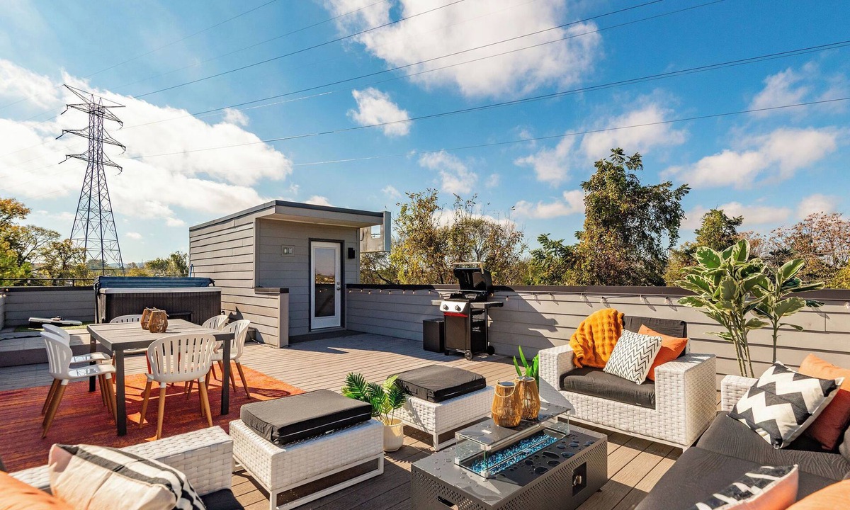 Berry Hill House | Hot tub, pool table, roof deck with city view - NO BUNKS