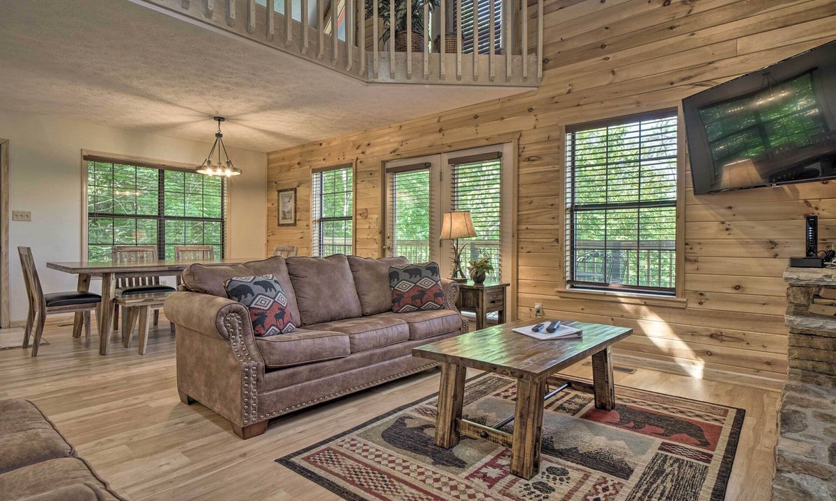 Pigeon Forge Cottage | Hot Tub & Private Deck: Rustic Pigeon Forge Cabin