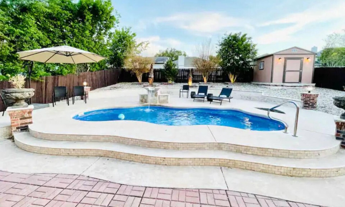 Settlers Ridge House | Hot tub Relaxing Outdoor Lounge and Pool Billard