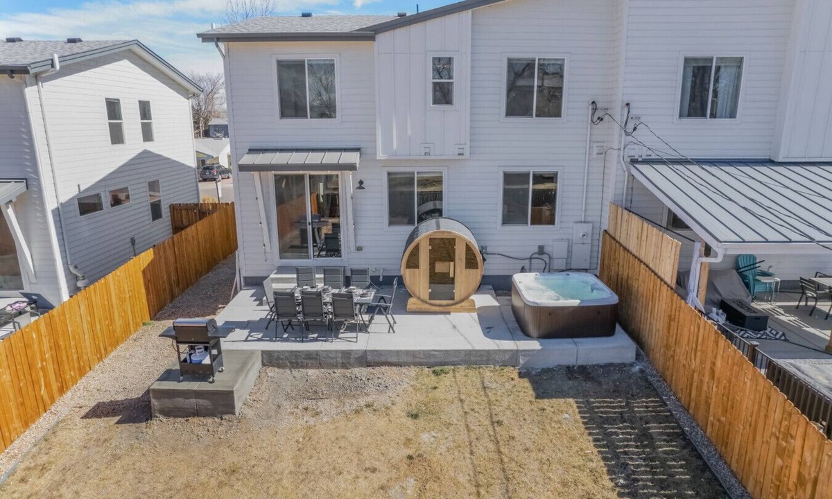 Berkley Villa | Hot Tub + Sauna + Arcade | Chef’s Kitchen