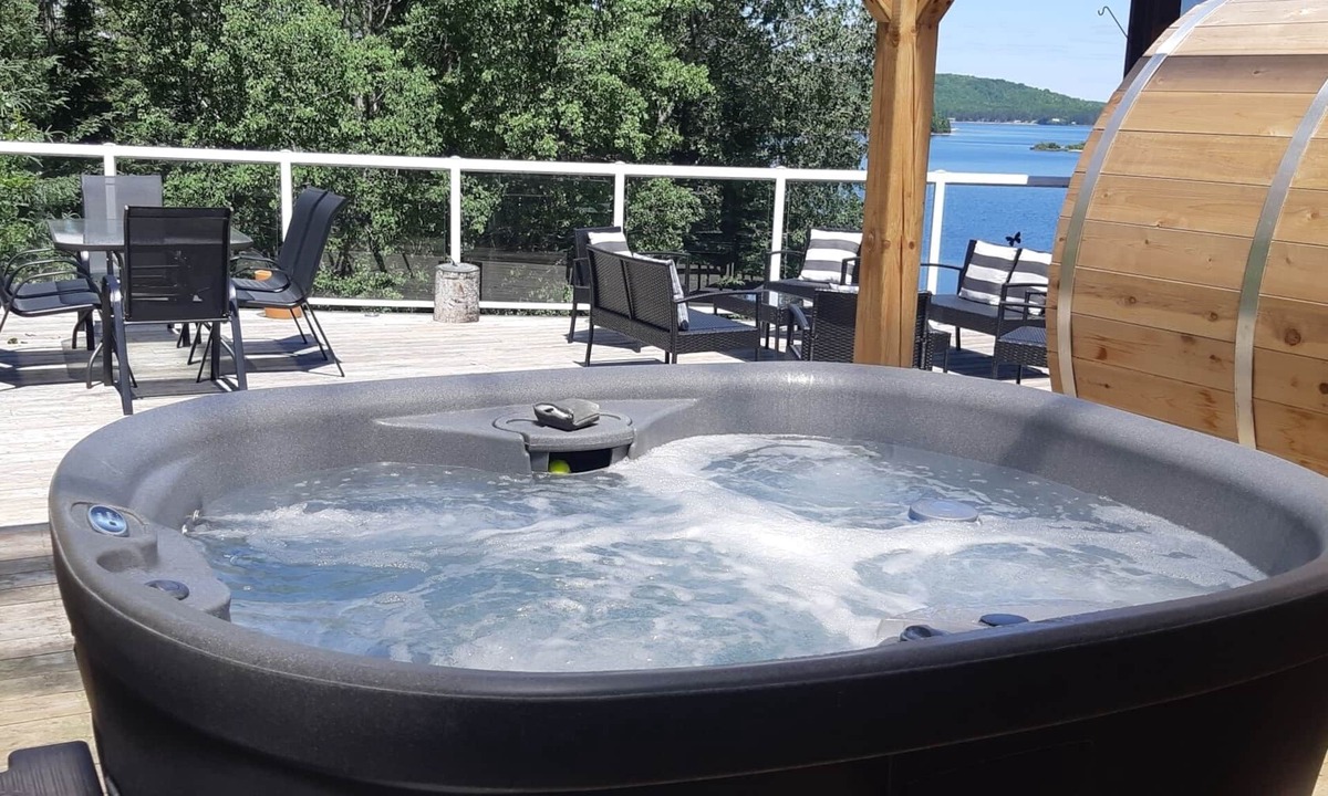 Lake St. Peter Cottage | Hot tub. Sauna. Sandy beach. Heritage trail.