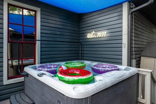 Southtown House | Hot Tub Sauna Fire Pit Putting green Downtown