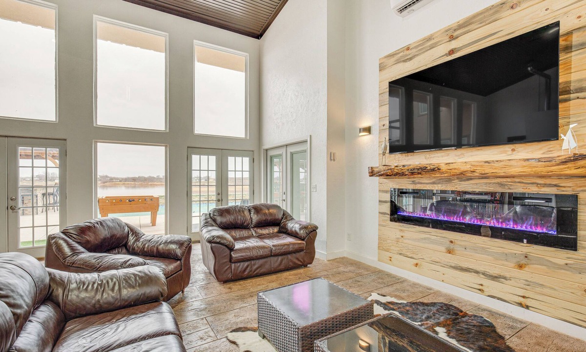 Lakeside City Cottage | Hot Tub & Sauna: Lakefront Wichita Falls Home!