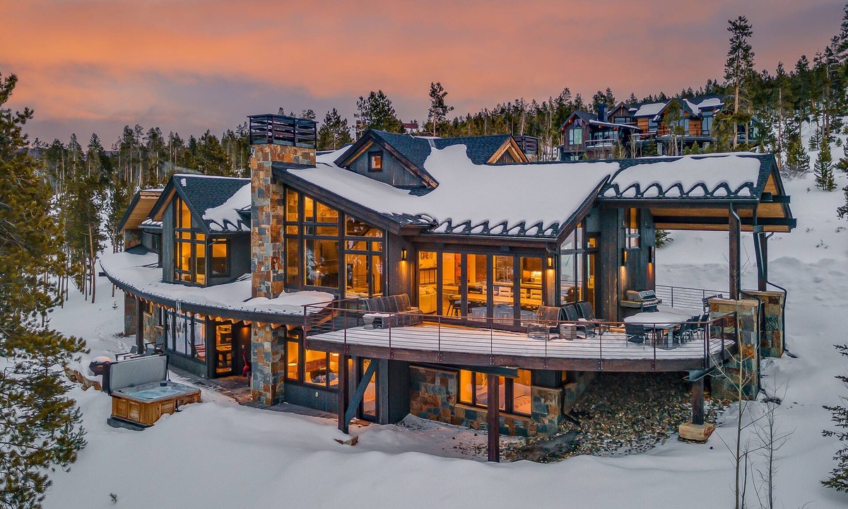 The Highlands House | Hot Tub + Ski Shuttle | Vickery's Vantage