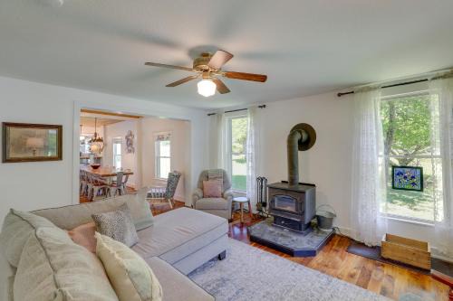 Marshall House | Hot Tub Soaks & Fireside Nights! Marshall Cottage