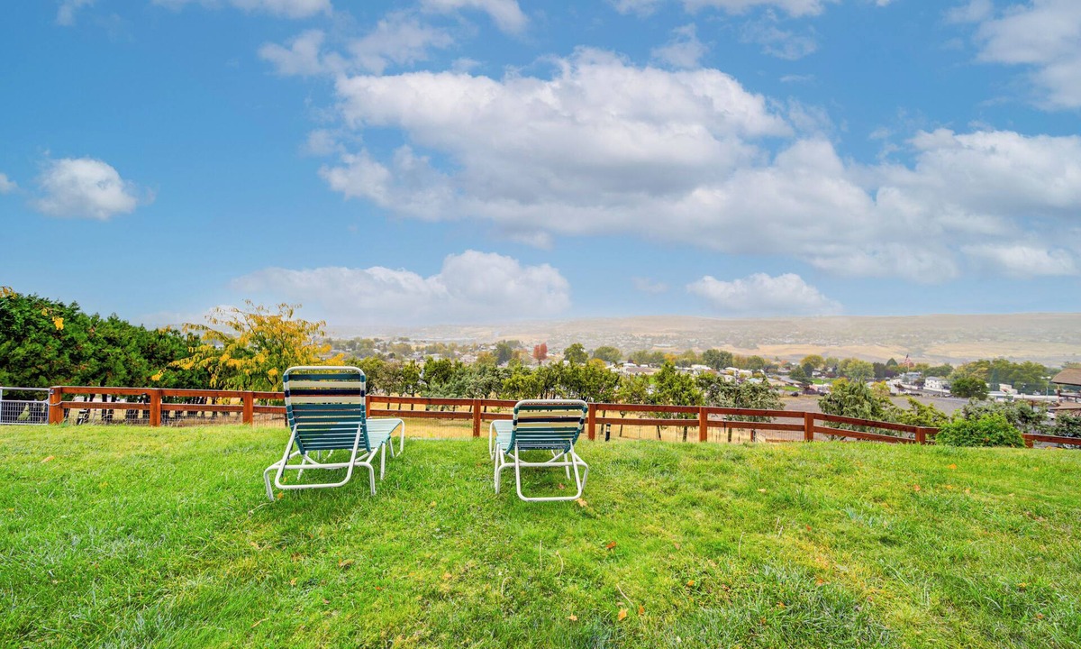 Clarkston Heights-Vineland Apartment | Hot Tub & Sweeping Views: Apt in Clarkston!