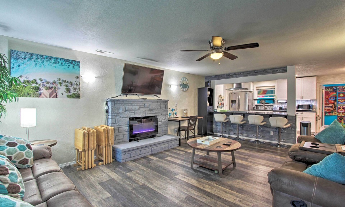 Springfield House | Hot Tub & Theater Room: Tropical Home 5 Mi to UO!