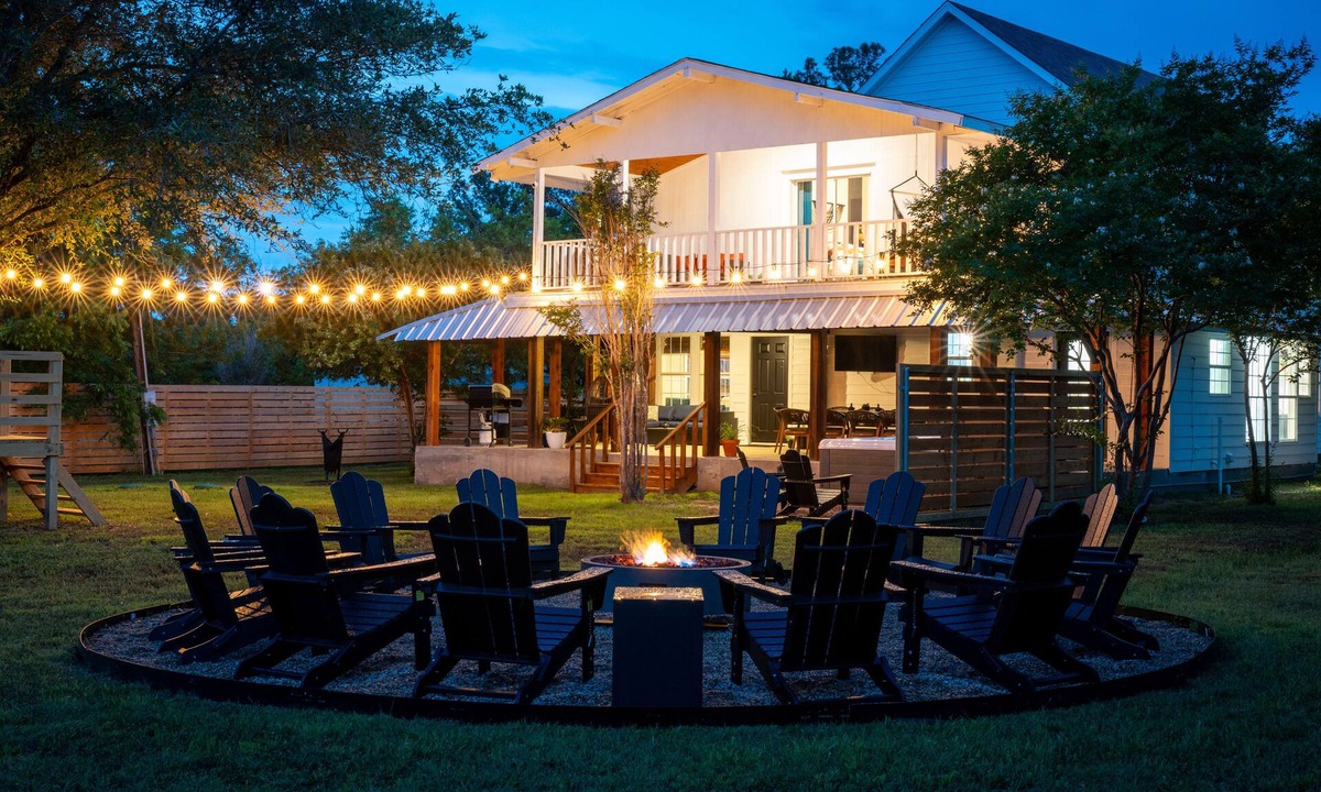 Glen Rose House | Hot Tub, Tree House, Speakeasy, Outdoor Games, Fire pit, Arcade Games, Farm Stay