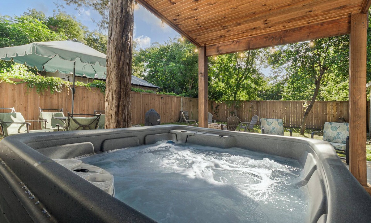 Central Arlington House | Hot Tub*Walk to Stadium*Secured Parking*Ping Pong