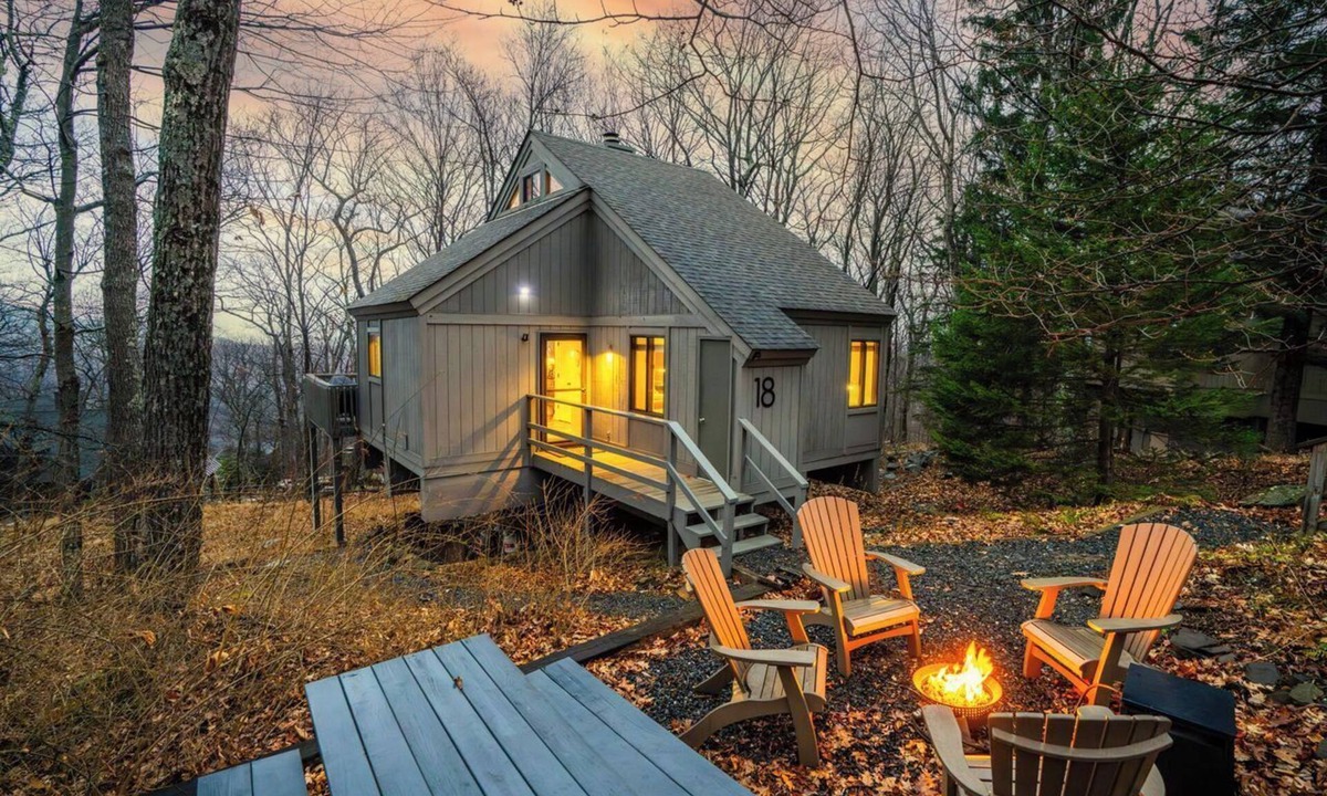 Wintergreen Cottage | Hot Tub! Walk < 3 min to Ski or Hike, 2 Firepits! Pet Friendly! 5 Star Hosts!