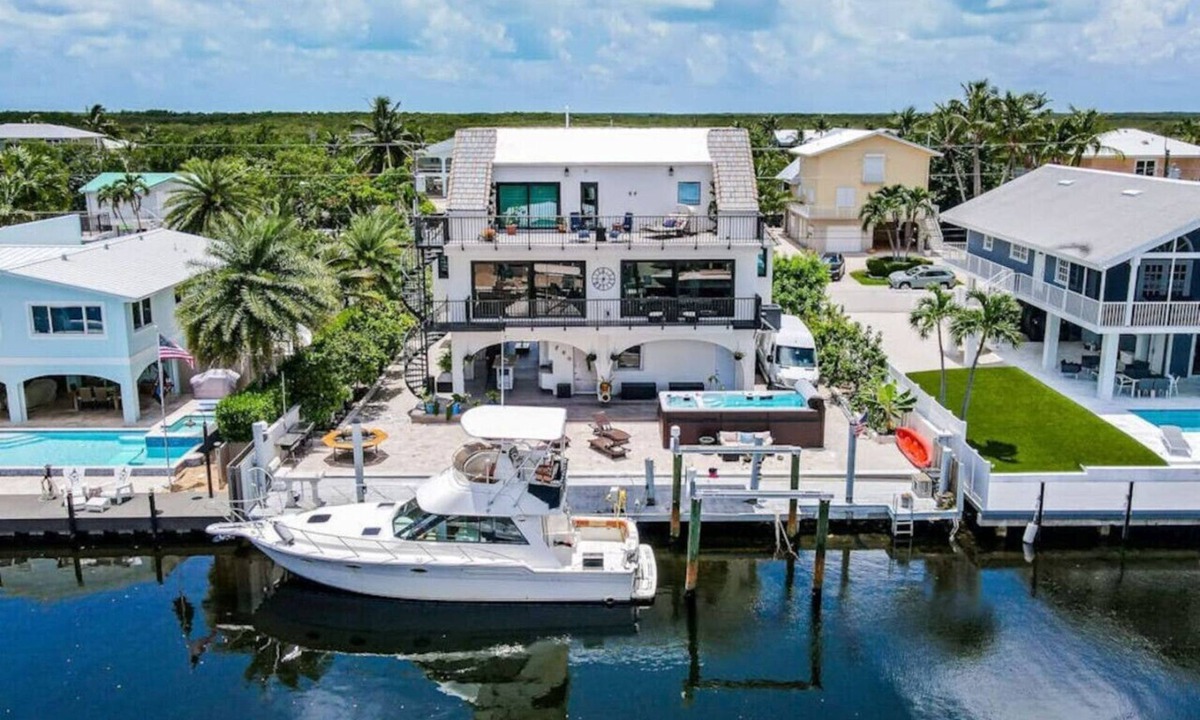 Twin Lakes Apartment | Hot Tub | Waterfront | Pet Friendly