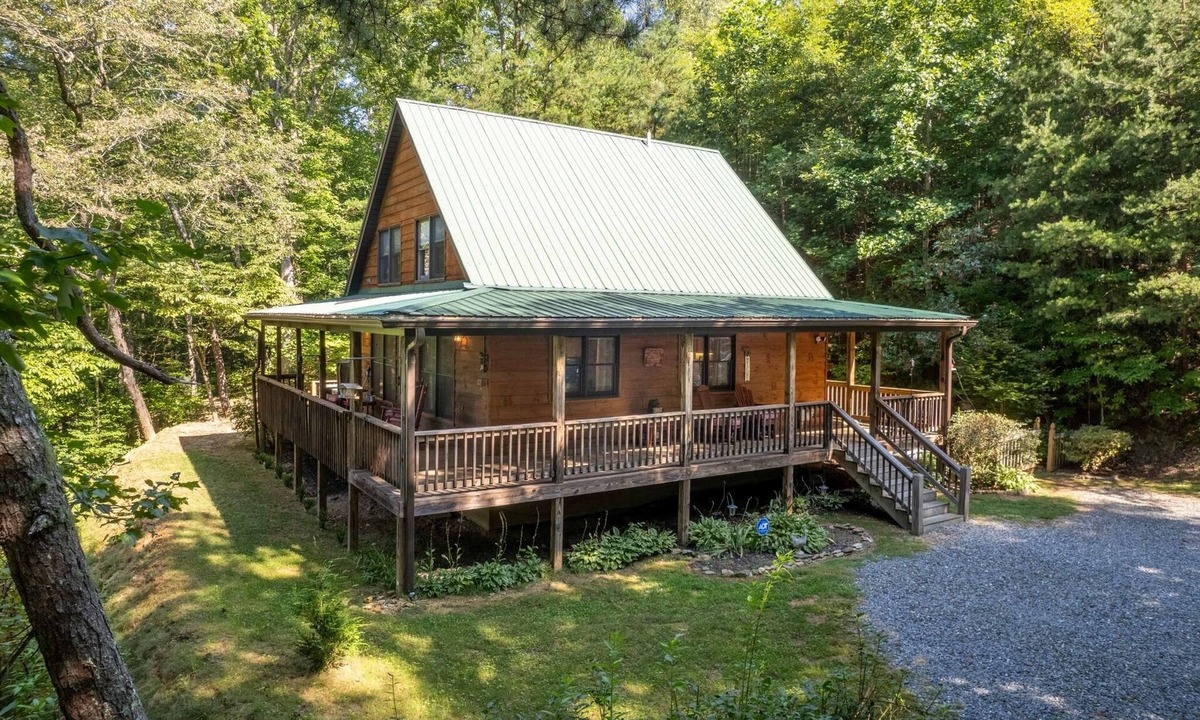 Bryson City Cabin | Hot Tub - WIFI - covered deck