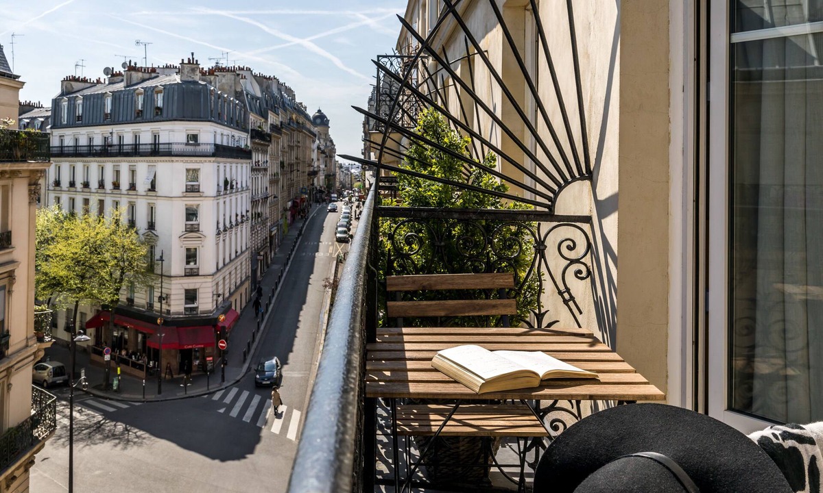 Clignancourt Hotel | Hotel BoroNali