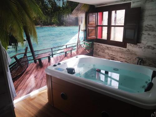 Murillo de Gallego Hotel | Hotel Boutique Real Posada De Liena con jacuzzi en "habitacion de hidromasaje"