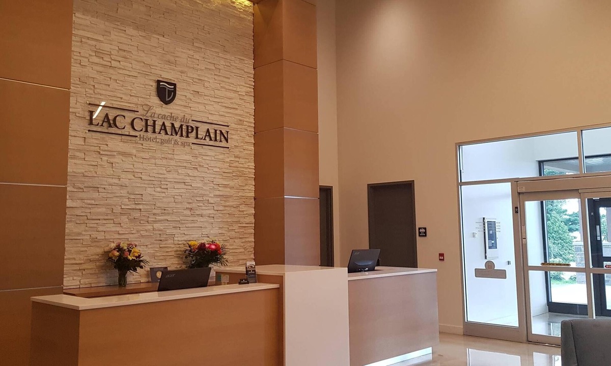 Venise-en-Quebec Hotel | Hotel du Lac Champlain, an Ascend Collection Hotel