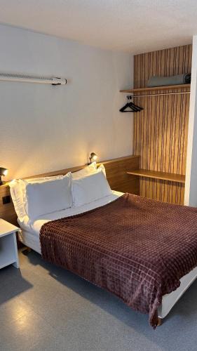 Le Caylar Hotel | Hotel Du Rocher