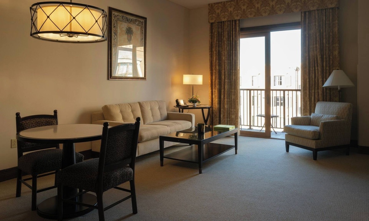 Uptown Hotel | Hotel Granduca | 2 Premier Suite Two Beds Pool View Balcony | Premier Location
