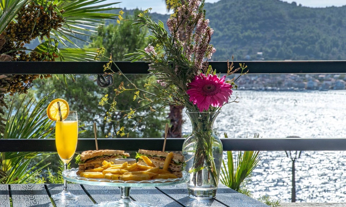 Cove Rogacic Hotel | Hotel Issa