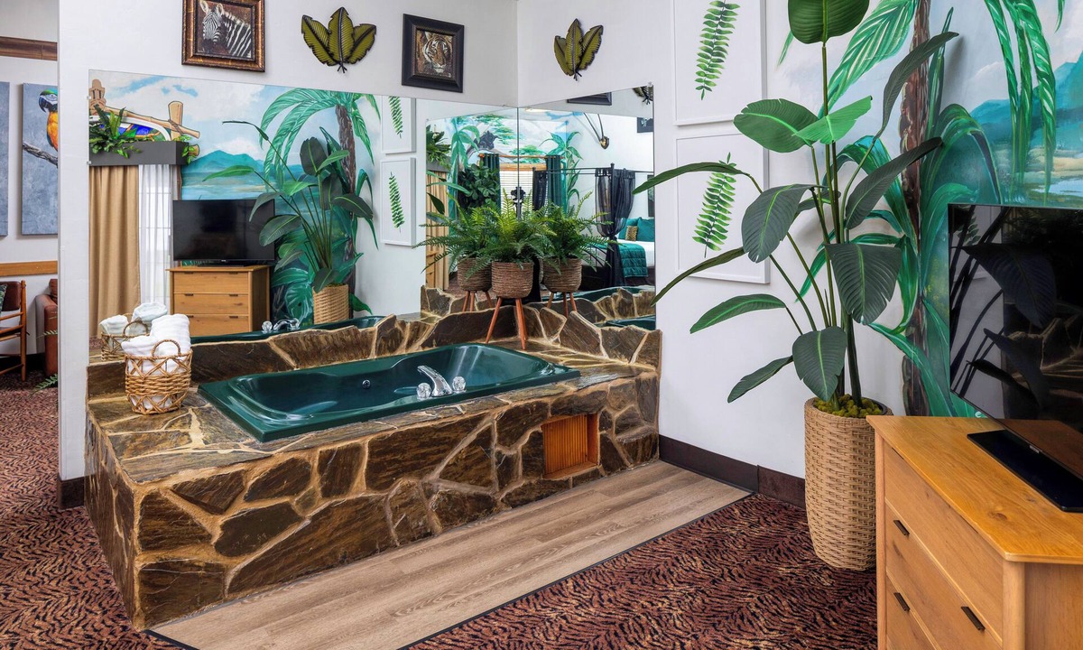 Ashwaubenon Hotel | Hotel J Green Bay