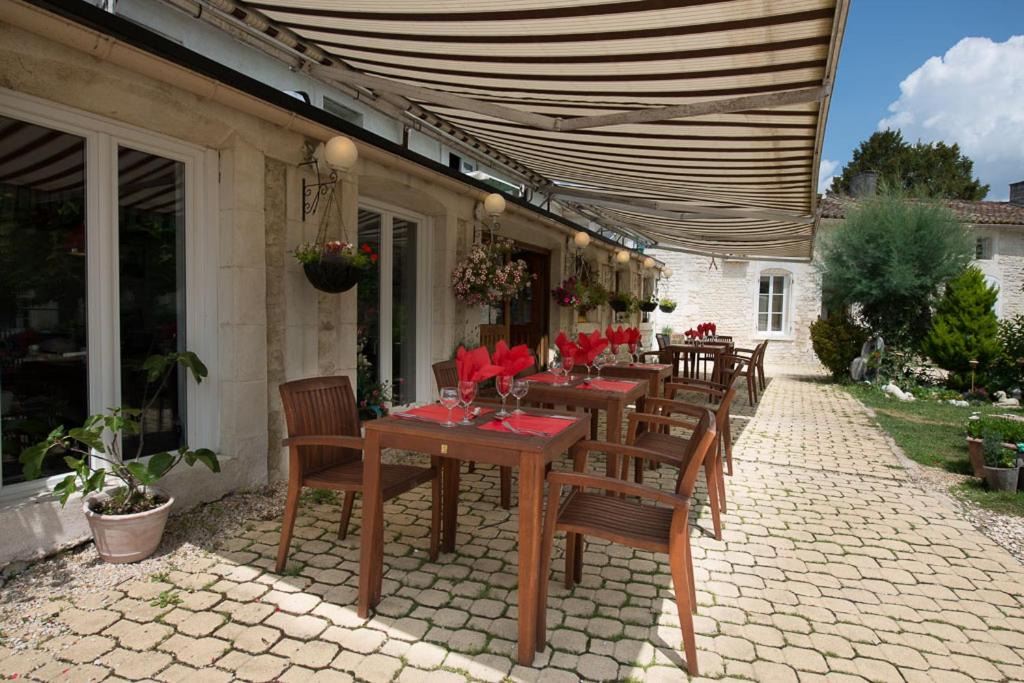 Sigogne Hotel | Hotel Karina