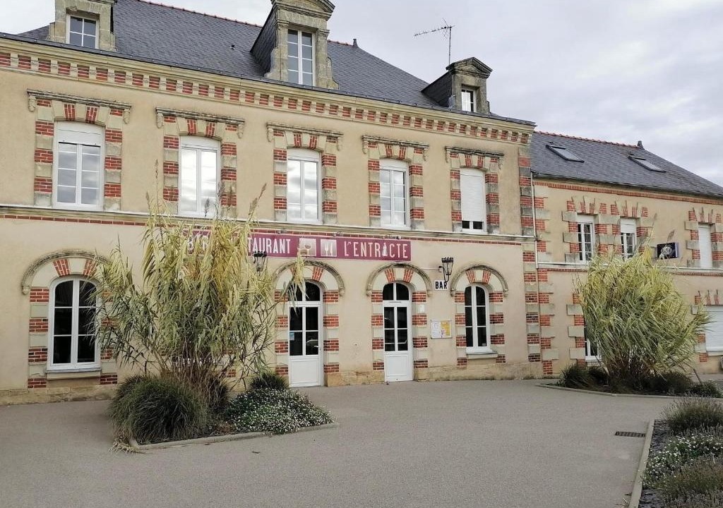 Saint-Paul-du-Bois Hotel | Hotel l'Entracte