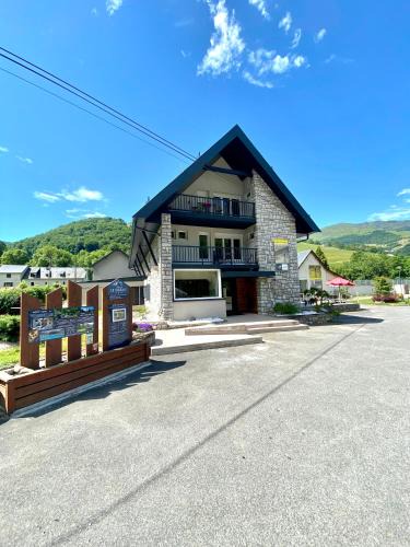 Sainte-Marie-de-Campan Hotel | Hotel Le Chalet