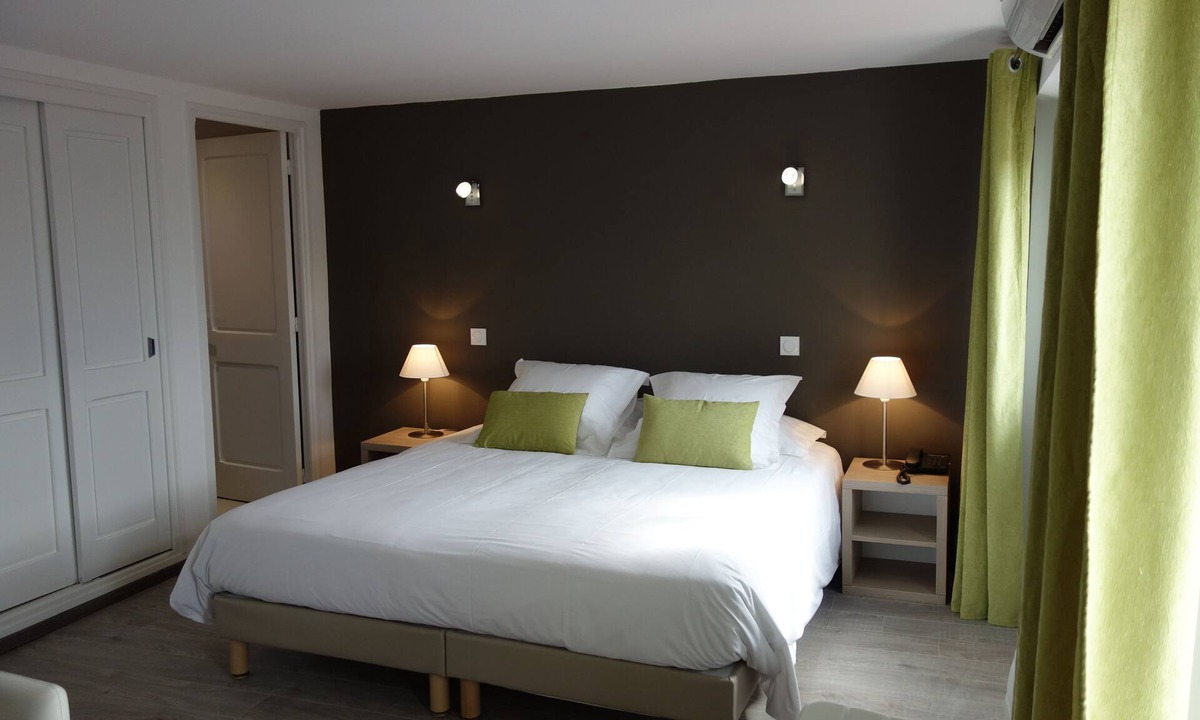 Saint-Vallier-de-Thiey Hotel | Hotel le Préjoly