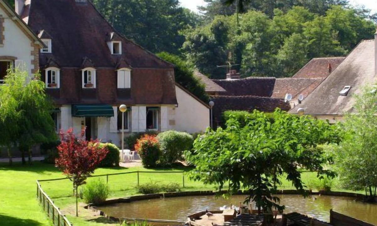 Saint-Bonnet-Troncais Hotel | Hotel Le Tronçais