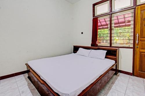Mataram Hotel | Hotel O Losmen Tjabe Merah Near Alfamart Bintaro