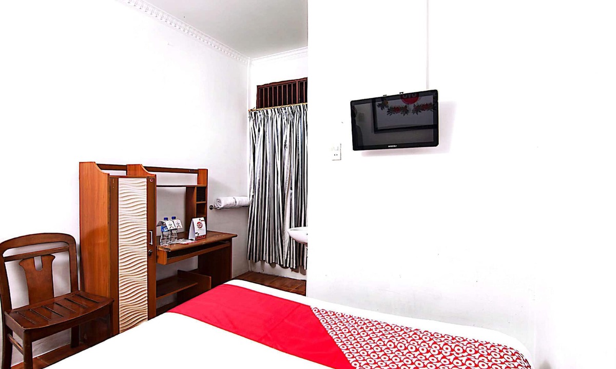 Berastagi Hotel | Hotel O near Monument Historique Berasta