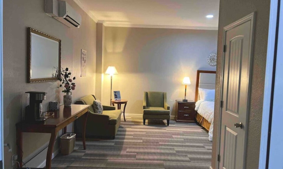 Laurel Hotel | Hotel Pinehurst- Pine Belt Suite 207