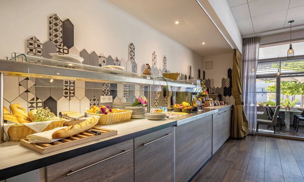 Saint-Gilles Hotel | Hotel Restaurant Le Cours