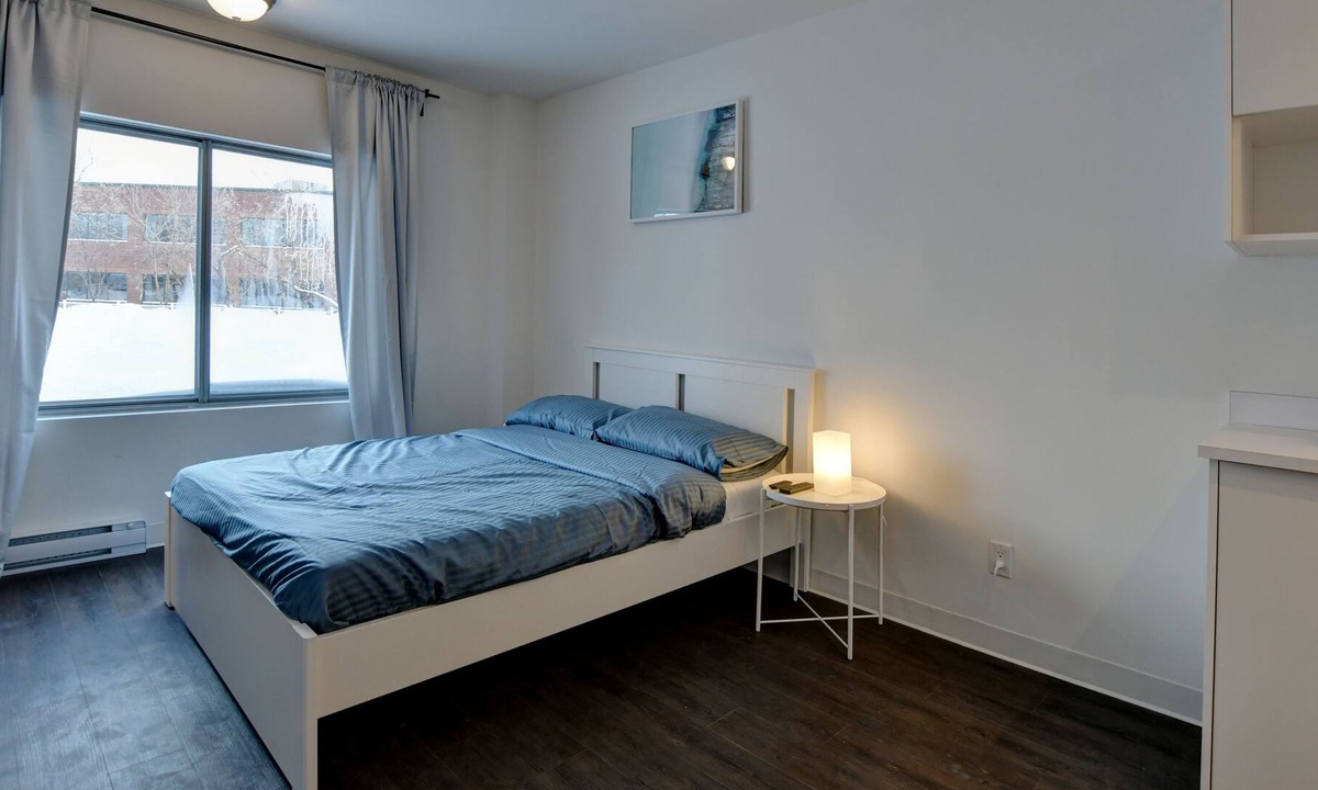 Laval Apartment | HOTEL ROOM DOWTOWN LAVAL Big STUDIO -PLACE BELL, free parking