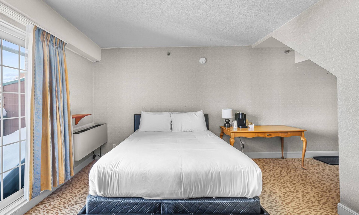 Saint-Sauveur Hotel | Hotel room le Domaine Queen bed