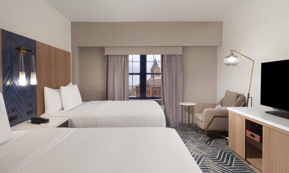 Urbana Hotel | Hotel Royer Urbana Champaign, Tapestry Collection by Hilton