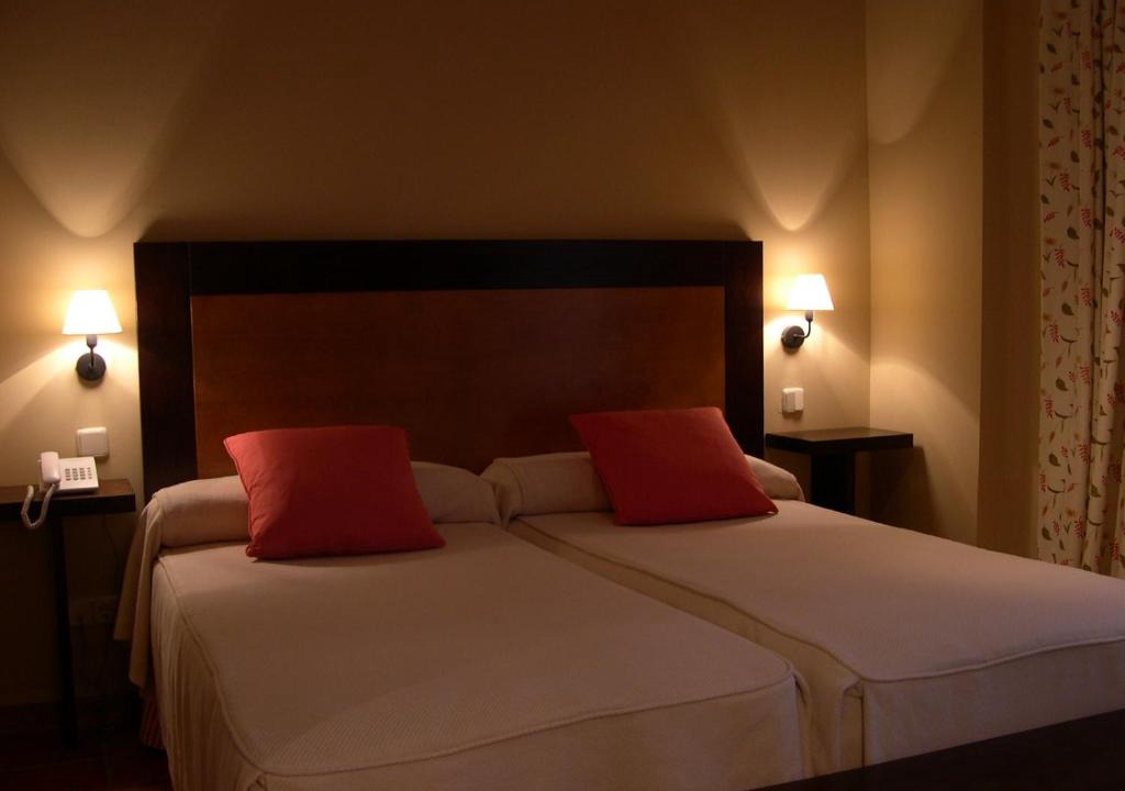 La Pradera de Navalhorno Hotel | Hotel Rural El Jardin de la Hilaria