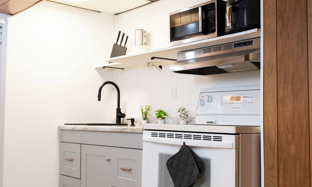 Manor Apartment | Hotel-Style Suite w/Kitchen