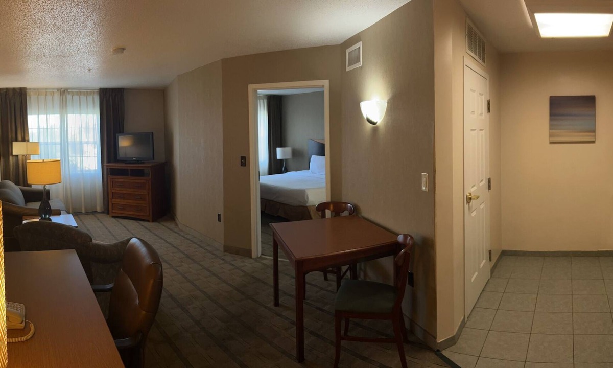 Wilkes-Barre Hotel | Hotel suite with AC, WiFi, fitness room in welcoming Wilkes-Barre