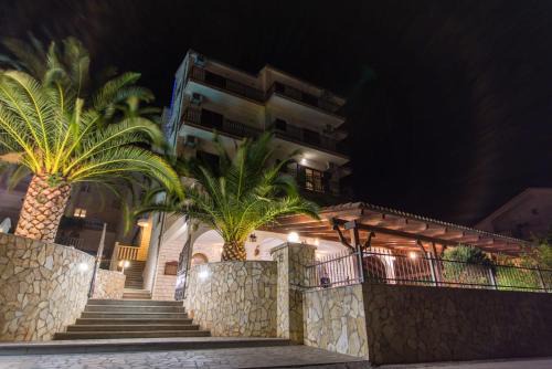 Okrug Gornji Hotel | Hotel Vagabundo - Newly Renovated, 100m from Beach, Pool & Breakfast