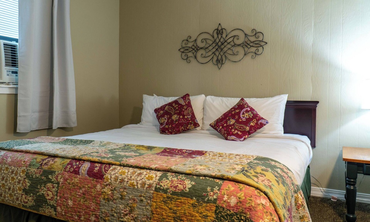 Yellville Hotel | Hotel w/Gorgeous Views, Pool, Firepit: King