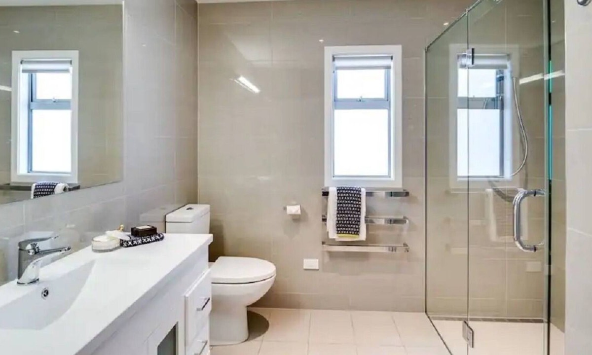 Westshore House | “HotelSuse” 2 minute walk to Westshore beach.